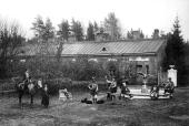 The country estate of Nezhgostitsy. Yard with fountain. Photograph of the 1900s.