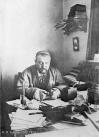 А. И. Куприн за письменным столом. Гатчина. Фото 1913