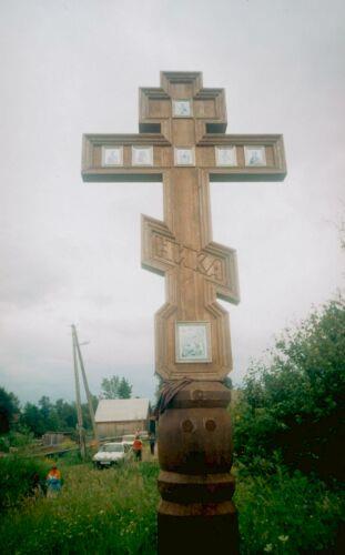 Деревня Кобона. Памятный поклонный крест в честь 60-летия открытия 