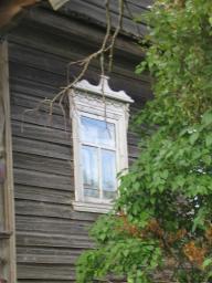 Наличник на окне традиционного жилища в деревне Пашозеро