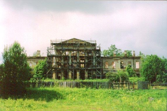 Руины Ропшинского дворца