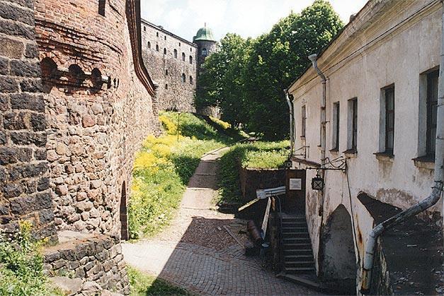 The south wall of the Vyborg Castle. Right - the Commandant house