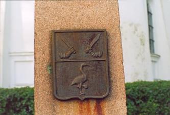 Coat of arms of Keksgolm at the monument to Peter I in Priozersk