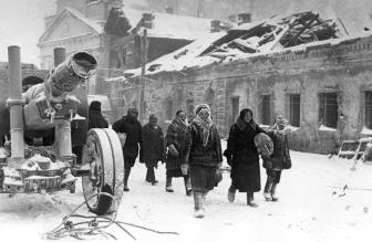 Возвращение жителей Тихвина в родной город после освобождения его войсками Волховского фронта. Декабрь  1944