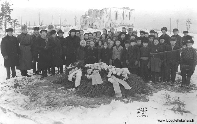 Село Яюряпяя (пос. Барышево).  У разрушенной лютеранской церкви. Фото 1944