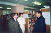 Губернатор Ленинградской области В.П.Сердюков (справа) в городской библиотеке города Коммунар