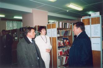 Губернатор Ленинградской области В.П.Сердюков (справа) в городской библиотеке города Коммунар