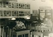 В читальном зале Новолодожской городской библиотеки. Фото 1970-х