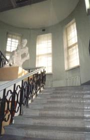 Главная лестница в здании Ленинградской областной универсальной научной библиотеки