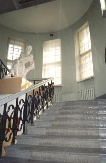 Главная лестница в здании Ленинградской областной универсальной научной библиотеки