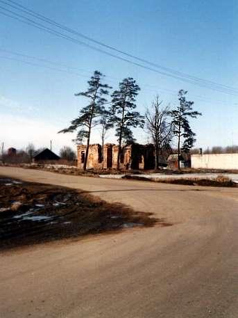 Руины церкви Святых апостолов Петра и Павла  в деревне Клопицы