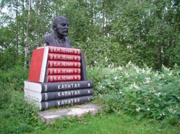 Памятник В.И.Ленину в городском поселке Вознесенье