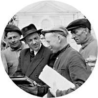 В. М. Савков (второй слева) и группа рабочих у Большого Петергофского дворца. Фото 1951
