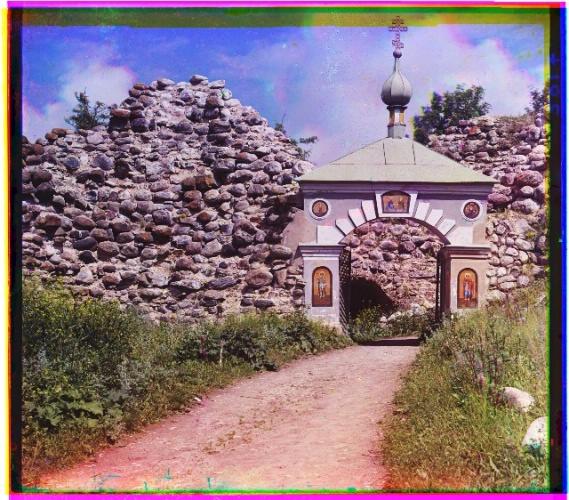 Село Старая Ладога. Вход в ограду церкви Св. Георгия. Старая Ладога. Фото 1909