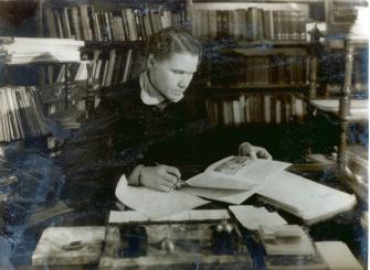 L.A. Kazutova.  Photograph of  1947