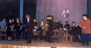 На сцене Волосовской школы искусств им. Н.К.Рёриха выступает областной симфонический оркестр под управлением В.И. Попова